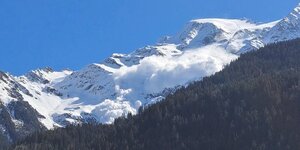 Photo d& 39 une vue generale montre une avalanche dans les alpes francaises, aux contamines-montjoie