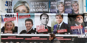 Présidentielle 2017, affiches, campagne, élection, électoral, rue, passant, candidats, Mélenchon, Fillon, Le Pen, Hamon, Macron, information, médias, débat,