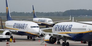 Ryanair annonce une perte au troisieme trimestre, hausse possible des tarifs cet ete