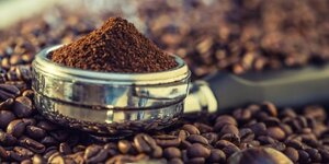 Savourez plus de 20 recettes cafines grce  cet espresso broyeur de grande qualit, en promotion sur Cdiscount !