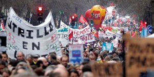 Selon la CGT, 370.000 personnes ont défilé dans les rues de Paris lors de la quatrième journée de mobilisation nationale contre le projet de réforme des retraites, le jeudi 9 janvier 2020