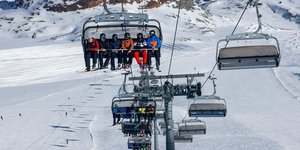 Ski a noel a l'etranger: macron evoque des mesures "restrictives et dissuasives"