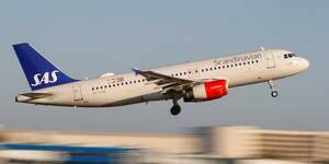 Un avion airbus a320-200 de scandinavian airlines, connue sous le nom de sas, decolle de l'aeroport de palma de majorque