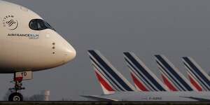 Un avion d& 39 air france atterrit a l& 39 aeroport charles-de-gaulle de roissy