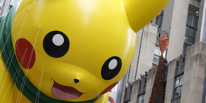 Un ballon géant à l'image de Pikachu flotte dans les rues de New York en novembre 2015 (Nintendo)