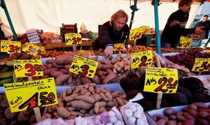 Un étalage de fruits et légumes dans un marché marché berlinois