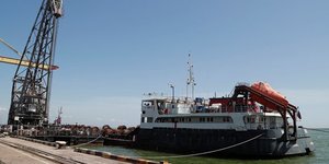 Un premier navire commercial quitte marioupol depuis la prise de la ville