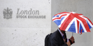 Un travailleur tient en parapluie aux couleurs du Royaume-Uni devant le London Stock Exchange en octobre 2008 (Bourse, marchs financiers)