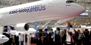 Une maquette d'un avion de ligne airbus a350-1000 est exposee lors du salon international de l'aviation et de l'aerospatiale de chine