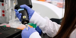 Une scientifique cherche un vaccin contre le nouveau coronavirus,  San Diego (Californie)