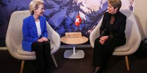 Ursula von der Leyen et la présidente de la confédération suisse Karin Keller-Sutter au Forum économique mondial à Davos le 21 janvier 2025