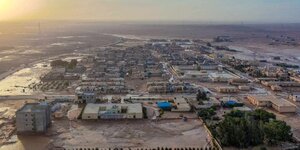 Vue des eaux de crue couvrant al-mukhaili, en libye